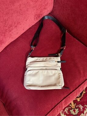 EUC. Kate and Alex cross body bag.